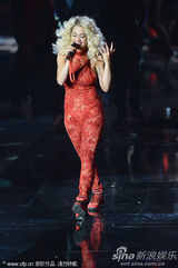 组图：Rita Ora撑黑伞演出 红色蕾丝连身裤秀身段