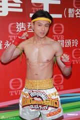 组图：《拳王》记者会 郑嘉颖黄浩然裸上身秀肌肉