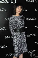 幻灯图：何超仪与偶像乐队合作 张静初拒谈男友