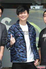 组图：怀秋捧场林俊杰新店开业 暧昧献吻惹哄笑