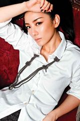 组图：黄奕中性风写真演绎老上海风情