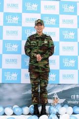 高清组图：韩星李准基退伍现场 千名粉丝迎接