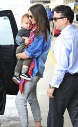 组图：超模米兰达-可儿带儿子现身洛杉矶机场