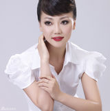 组图：孙滢迎拍迎春写真助阵新单《又是一年春来早》