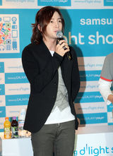 高清组图：张根锡首尔办签名会 帅气阳光全程微笑