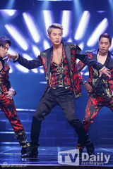 组图：神话打榜夺冠李孝利性感 EXO回归显狼性