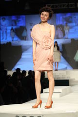 组图：袁泉产后复出粉嫩走秀 优雅秀香肩显成熟