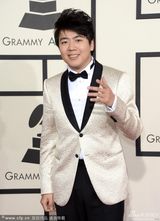 组图：郎朗帅气亮相格莱美红毯 招牌手势绅士范