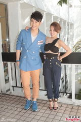 组图：官恩娜与男友吉他传情 赞朱莉切乳房防癌