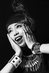 组图：黄绮珊新照全曝光 黑白大片演绎另类时尚