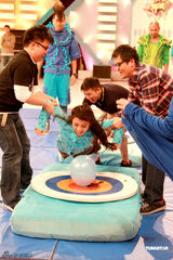 组图：《奖门人》录像 曾志伟周秀娜率众艺人搞怪