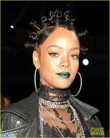 组图：蕾哈娜透视蕾丝裙亮相 满头辫绿唇似海妖