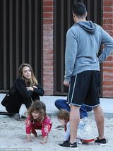 组图：阿尔芭一家公园游玩 一对女儿活泼可爱