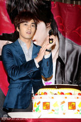 幻灯：贺军翔台北庆生感动落泪大跳SORRY舞