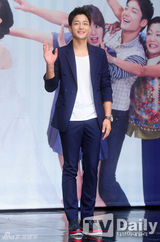 组图：金镇佑携手李英恩亮相《忍无可忍》发布