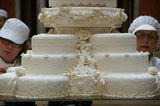 组图：威廉王子大婚蛋糕曝光 高八层纯白精美