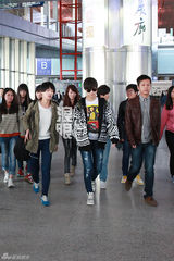 组图：李宇春黑超潮装抵京 26日登上海开唱