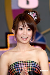 幻灯图：瑶瑶《我猜》秀性感 遭阿雅“咸猪手”