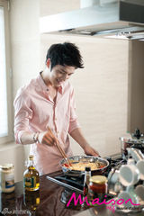 组图：JYJ在中拍杂志写真 曝私人空间干练时尚