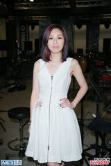 组图：杨千嬅自嘲“神经病” 老公禁儿子来探班