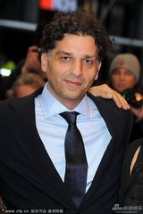 组图：《采铁人生命中的一页》首映 主演手挽手