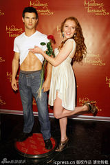 组图：暮光狼人蜡像遭撩衫秀腹肌 女星露腿献吻