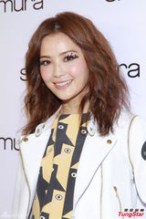 组图：阿Sa(蔡卓妍)与男友度假生病 情人节等对方表示