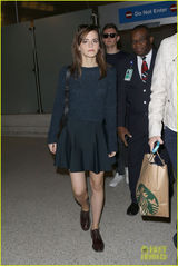 组图：艾玛-沃特森机场出行 甜美微笑大秀美腿