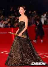 组图：文正熙亮相红毯金色亮片长裙抢眼