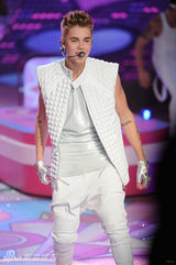 组图：比伯白衣献唱内衣秀 偷瞄超模小鹿乱撞