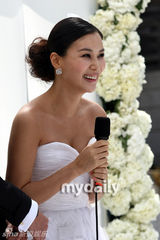 幻灯图：张东健高小英婚礼现场 夫妇亮相甜蜜亲吻 