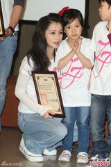 组图：徐若瑄渴望生小孩 活动现场大喊“老公”