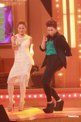 组图：谭咏麟关心妍台上合唱 众星现身无线电视城