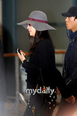 组图：张东健夫妇从伦敦返韩 河智苑豹纹裤抢眼