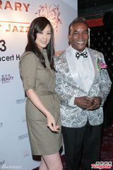 组图：王馨平现身支持老师霍华德个唱发布会