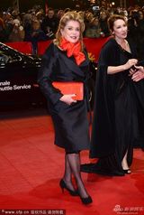 组图：《狂妈上路》首映 冰美人凯瑟琳贵气逼人