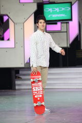 组图：泰国正太马里奥PCHY《快乐大本营》同台斗萌