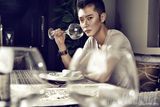 组图：张丹峰时尚品酒大片 演绎贵族绅士Style