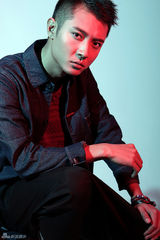 组图：张丹峰时尚简易风再现雅痞情调