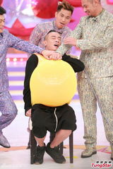 组图：郑伊健陈小春《无敌奖门人》录影玩游戏