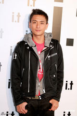 组图：黄宗泽潮人装扮亮相时装秀 自曝不敢公开感情