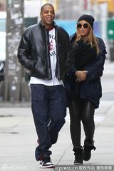 组图：Jay-Z一家三口乐融融 碧昂斯全副武装抱爱女