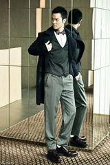 组图：郑嘉颖随性街拍潮范儿展熟男魅力