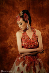 组图：芙蓉姐姐化身妩媚孔雀 装扮火红魅惑放电