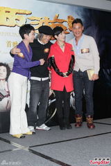 组图：舒淇获周星驰两度亲脸 称高攀不起