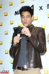 组图：彭于晏帅气现身笑容优雅魅力十足