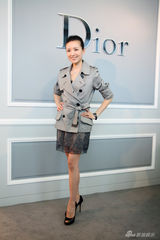 幻灯图：董洁带爱子出席某童装店开业 场面温馨