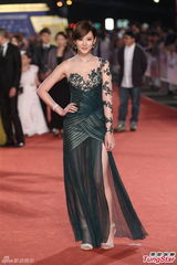 组图：胡瓜欧弟亮相金钟红毯 安心亚蕾丝透酥胸