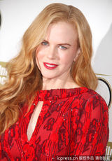 组图：基德曼携夫出席新片首映 红裙亮相尽显高贵