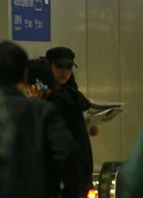 组图：汤唯返京现身机场 风衣仔裤有文青范儿